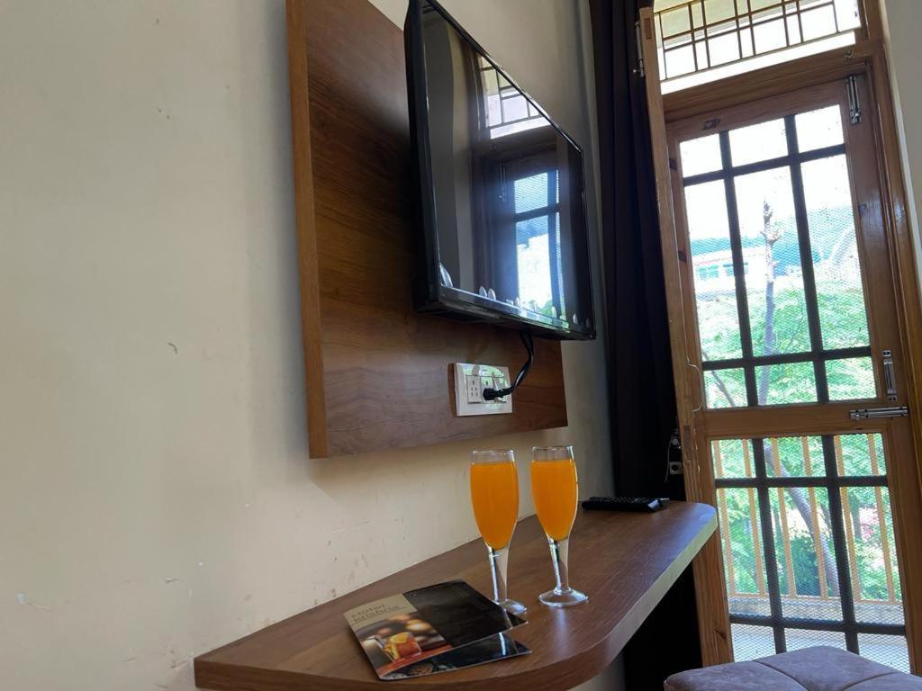 Hotel Krishna Rishikesh Bagian luar foto
